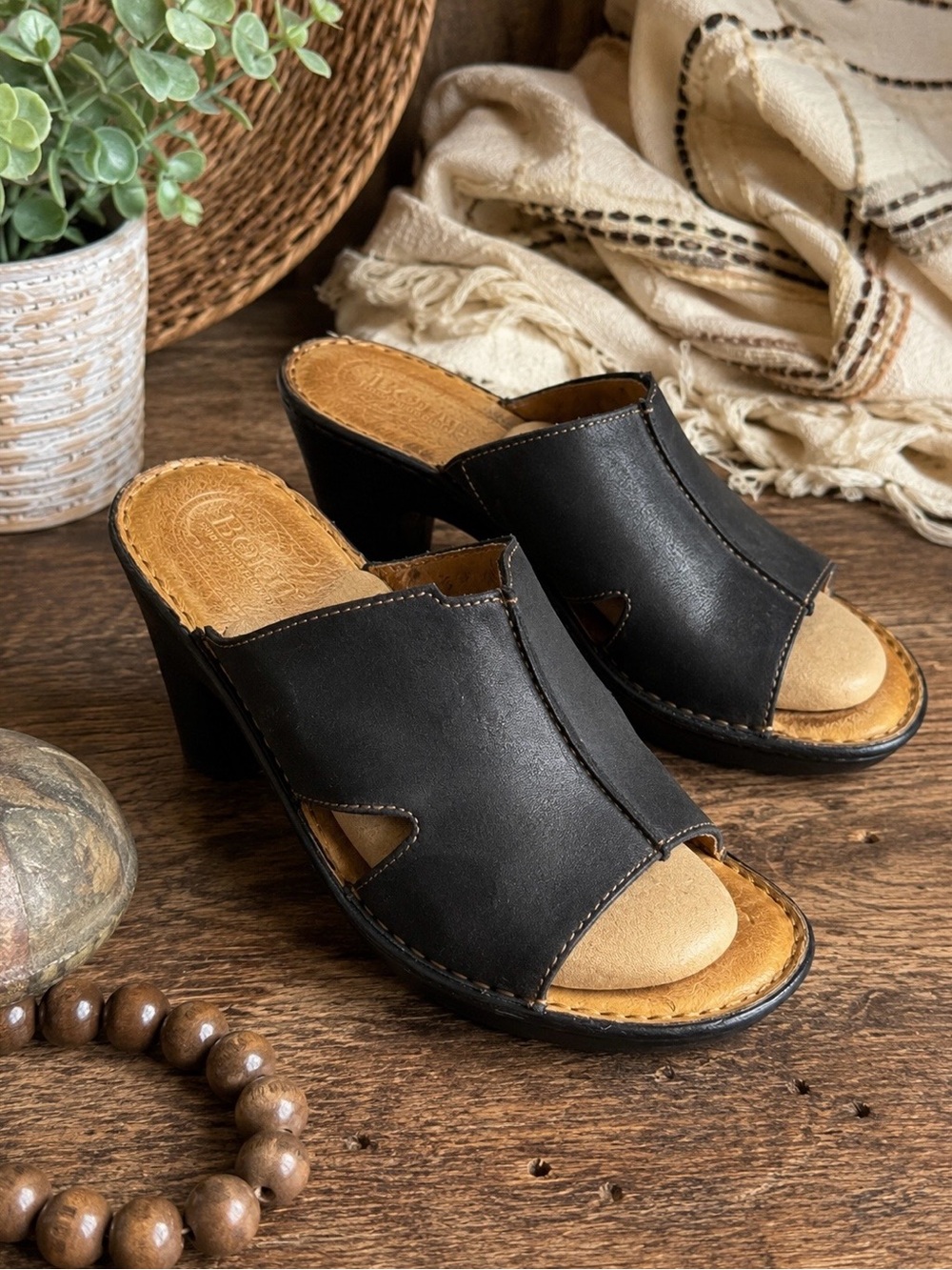 Born Womens 10 Black Leather Slide Mules Sandals Chunky Heel BOY303 Boho Y2K